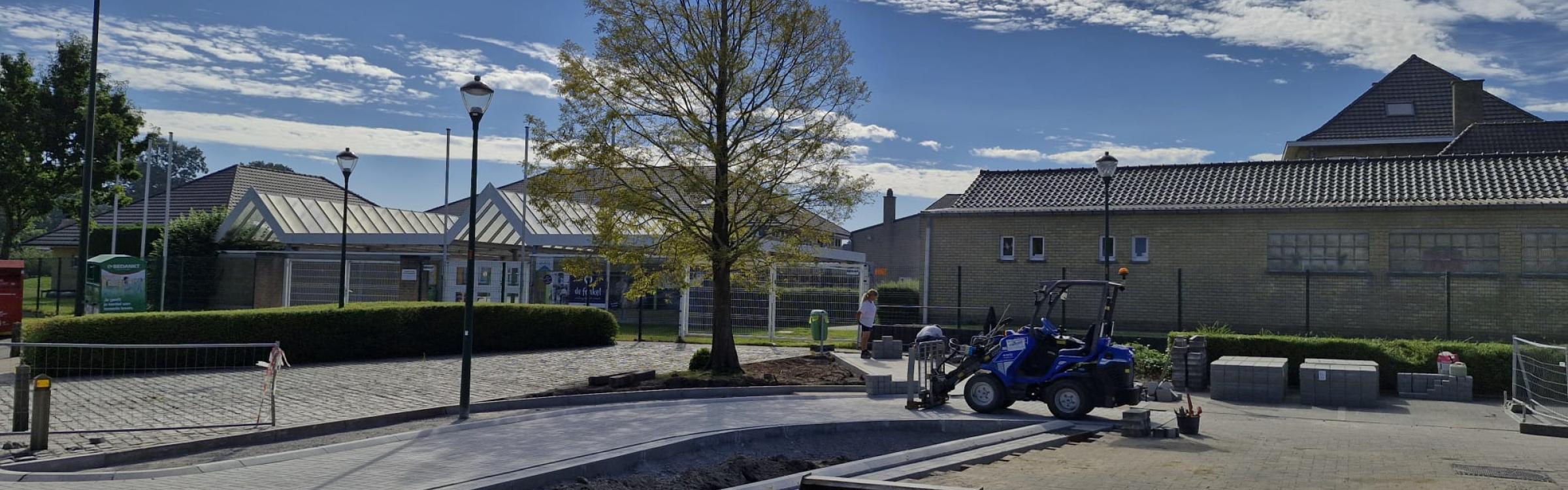 Werf werkzaamheden aanleg van de kiss en ride zone in de schoolompgeving van De Fonkel in Aartrijke.