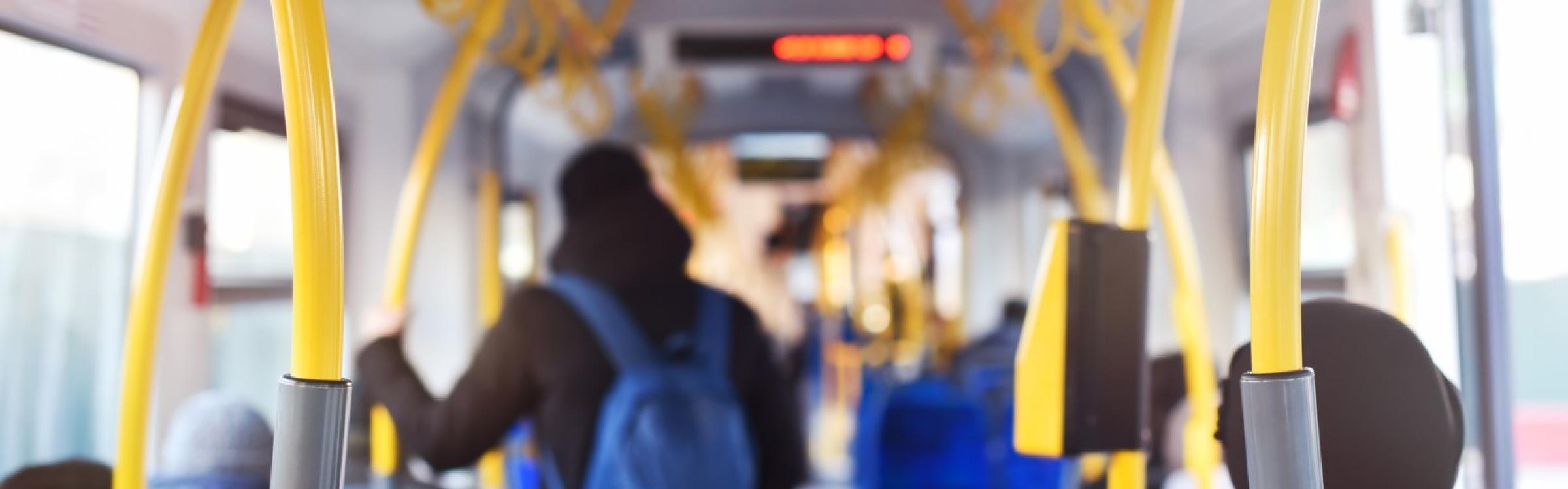 Mensen zitten op een bus van vervoersmaatschappij De Lijn.