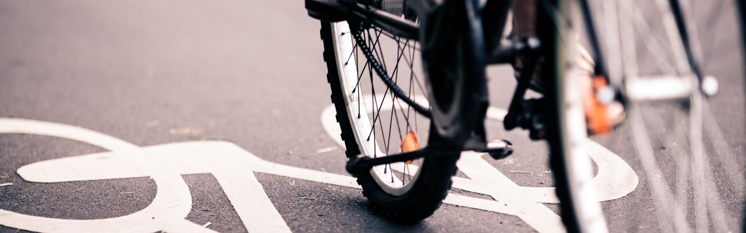 Fiets rijdt op in een fietsstraat