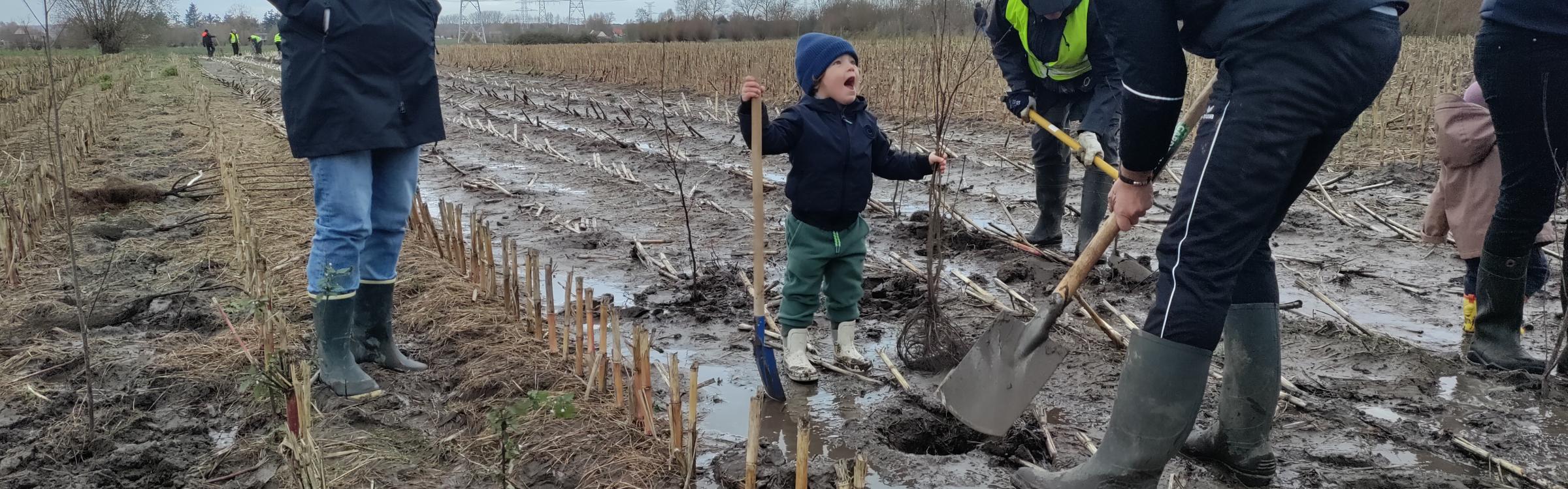 kindje plant een geboorteboom met zijn mama en papa in natuurgebied De Pilse