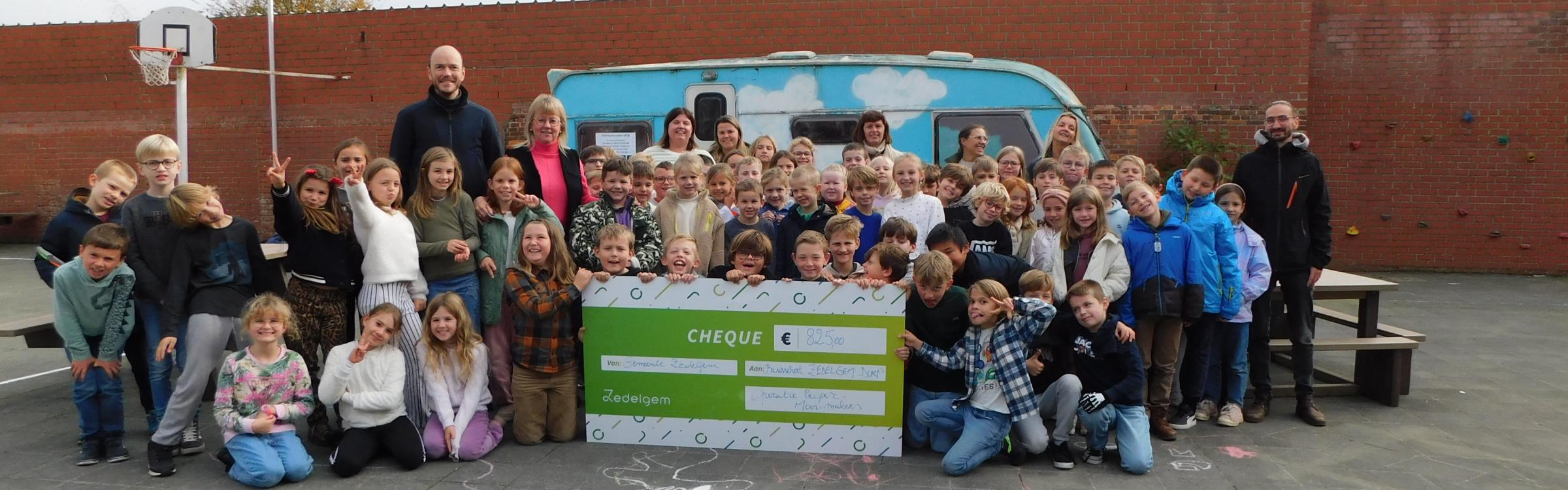 Groepsfoto van basisschool Zedelgem Dorp met de burgemeester Annick Vermeulen en de schepen van milieu Stijn Timmerman van Zedelgem.