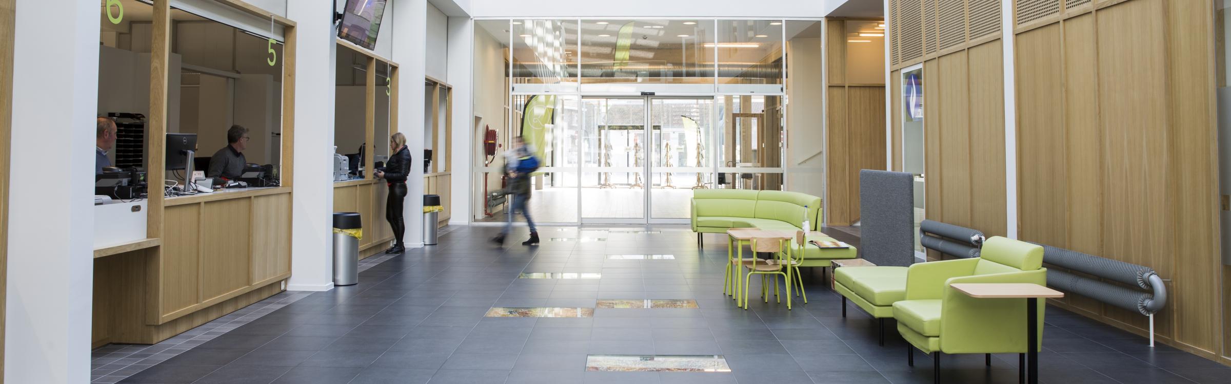 Foto loketten burgerzaken in het gemeentehuis van Zedelgem