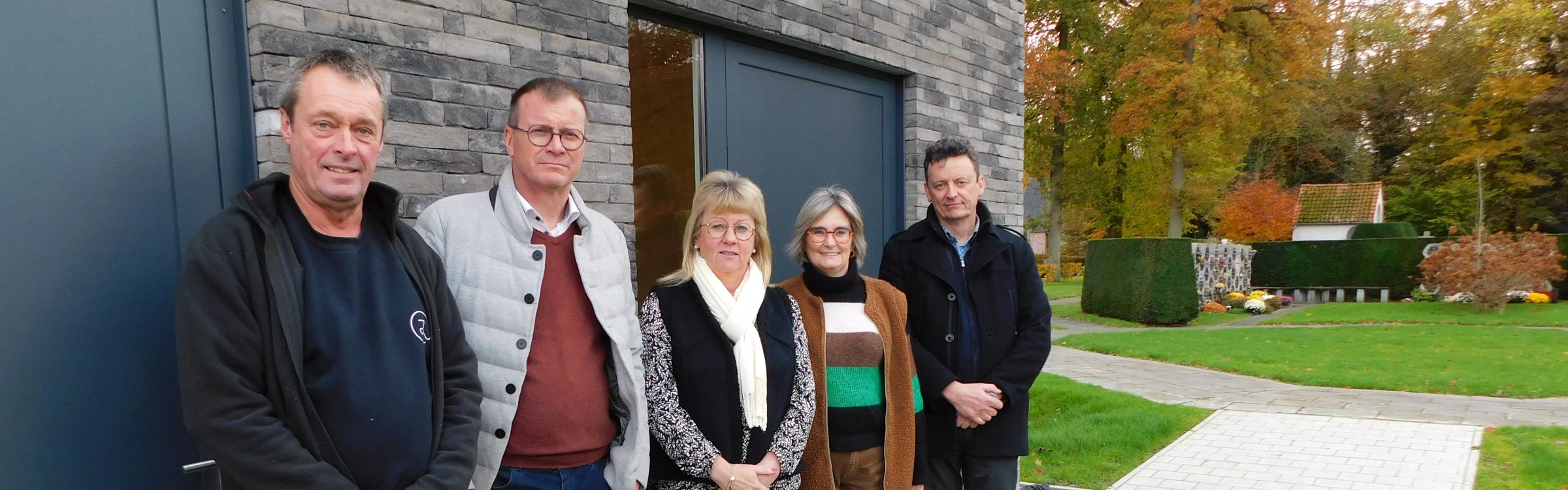 Burgemeester Annick Vermeulen en schepen Peter Haesaert bij het nieuwe dienstgebouw en openbaar toilet op de begraafplaats in Loppem.
