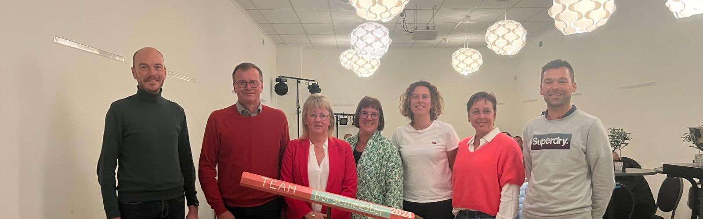 Het nieuw schepencollege van Zedelgem: Foto van links naar rechts: Stijn Timmerman (1ste schepen), Peter Haesaert (2de schepen), burgemeester Annick Vermeulen, Ellen Goes (6de schepen en voorzitter Bijzonder Comité van de sociale dienst), Charlotte Vermeulen (4de schepen), Sofie Pollet (5de schepen) en Bart Vergote (3de schepen).