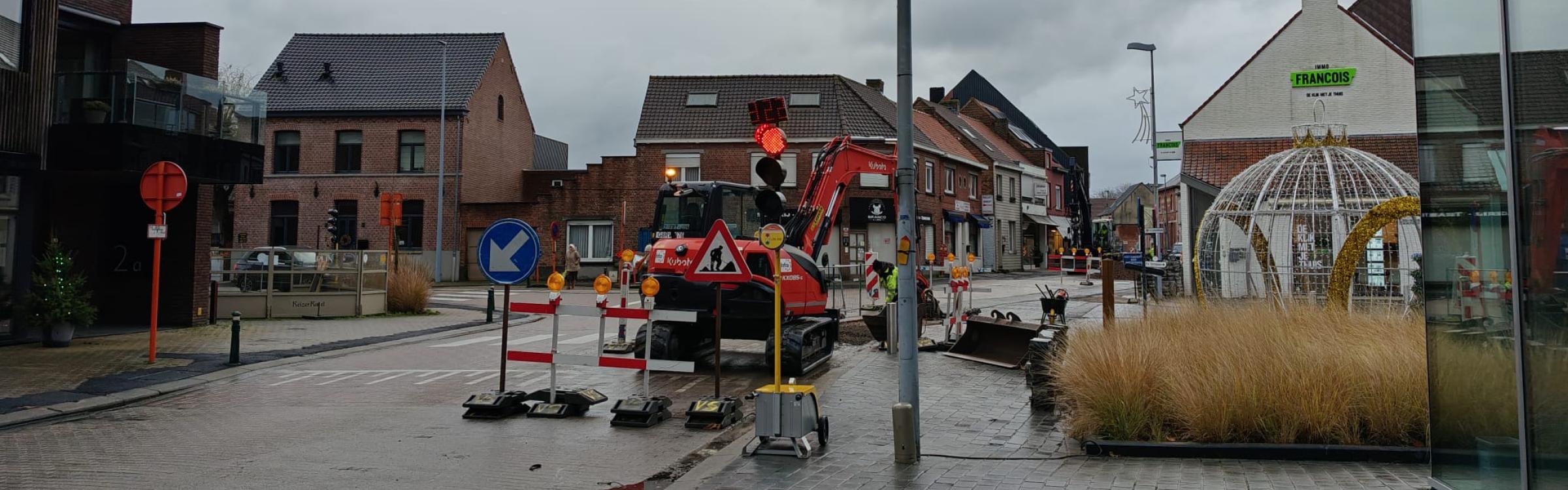 Foto van werken op kruispunt Groenestraat, Loppemsestraat en Snellegemsestraat