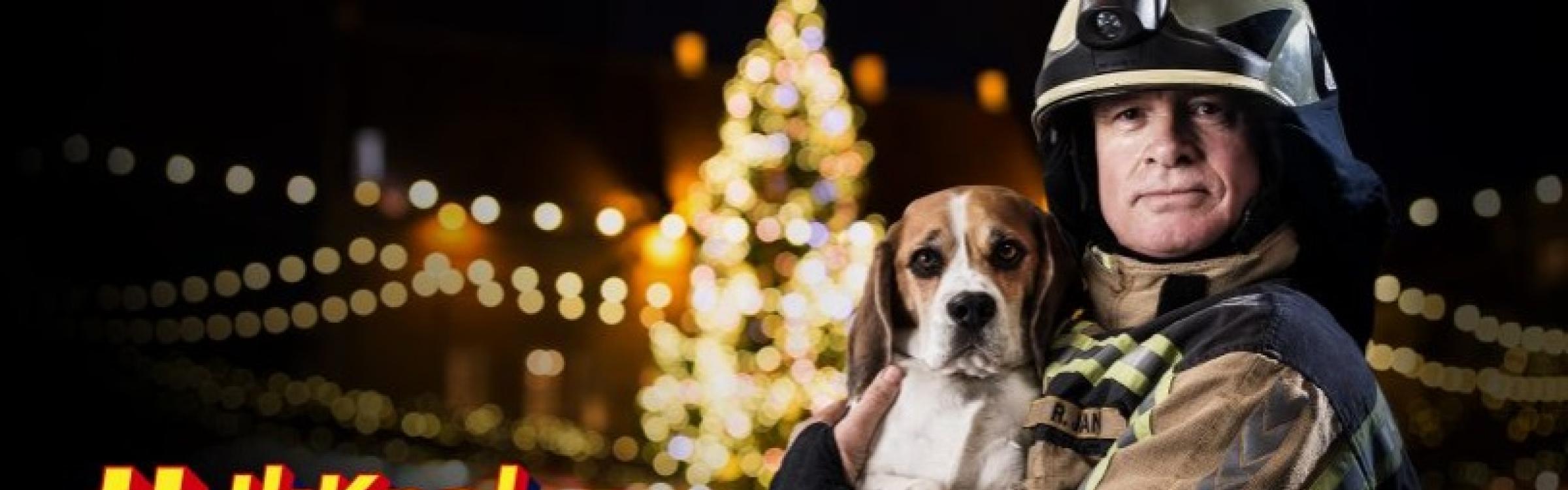 Ik knal zonder vuurwerk - brandweerman met hondje in zijn handen