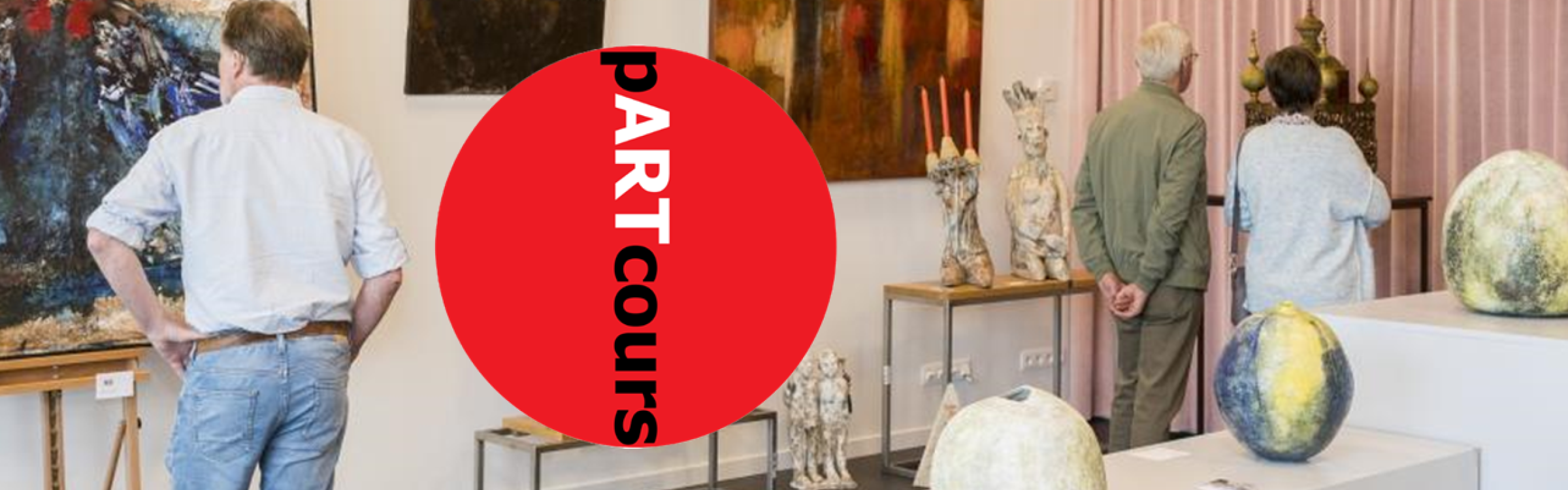 Personen kijken naar kunstwerken op een tentoonstelling + logo pARTcours