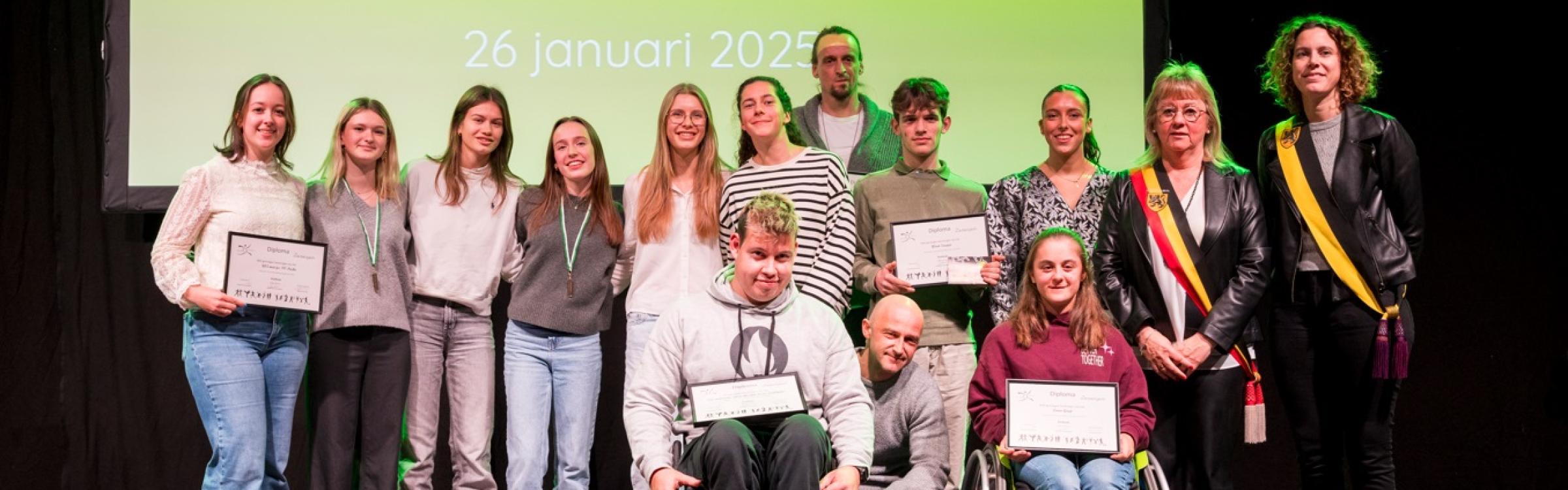 Laureaten sportprijzen 2024 samen met burgemeester Annick Vermeulen en schepen van sport Charlotte Vermeulen
