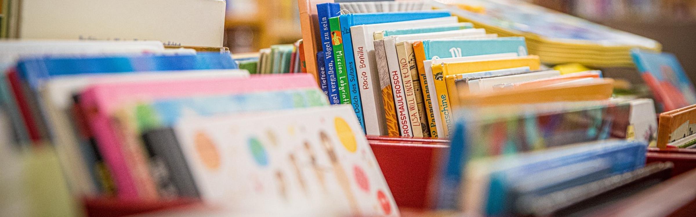 Close-up van kinderboeken in een boekenrek 