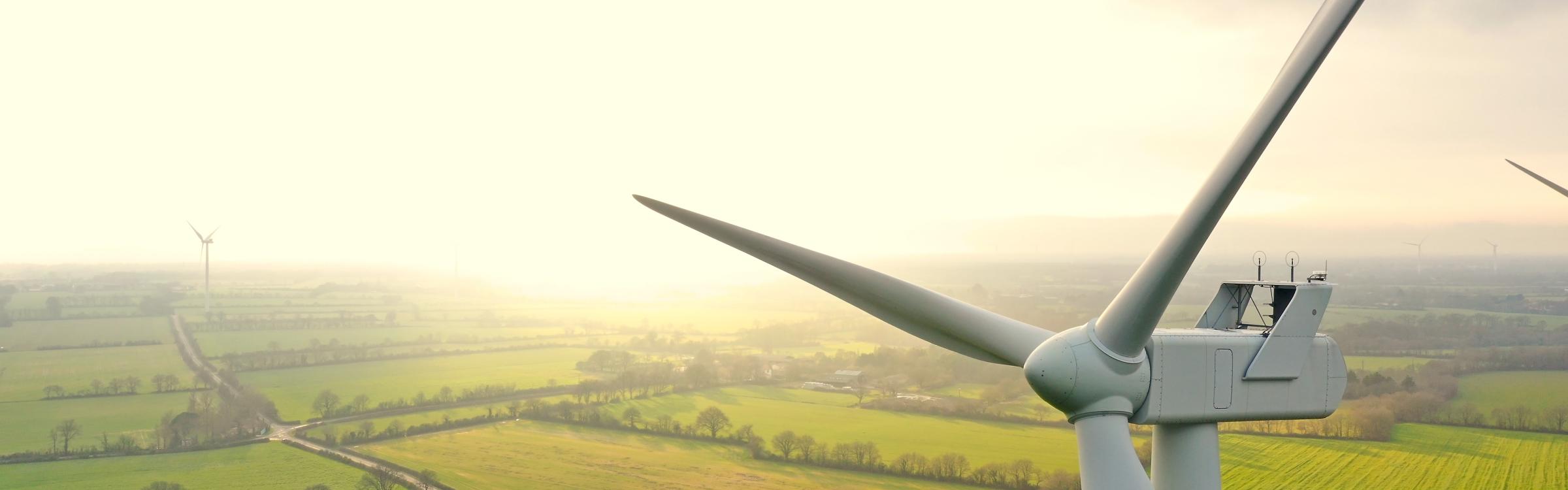 Windturbine in een landelijk landschap