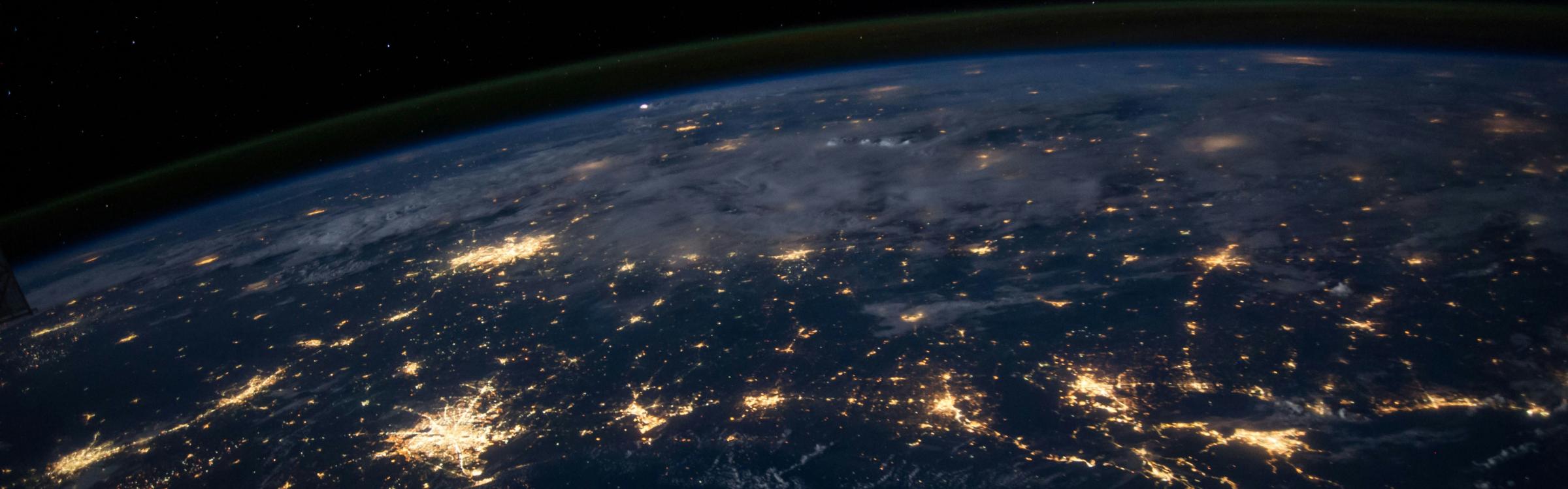 Foto van de aarde bij nacht vanuit de ruimte