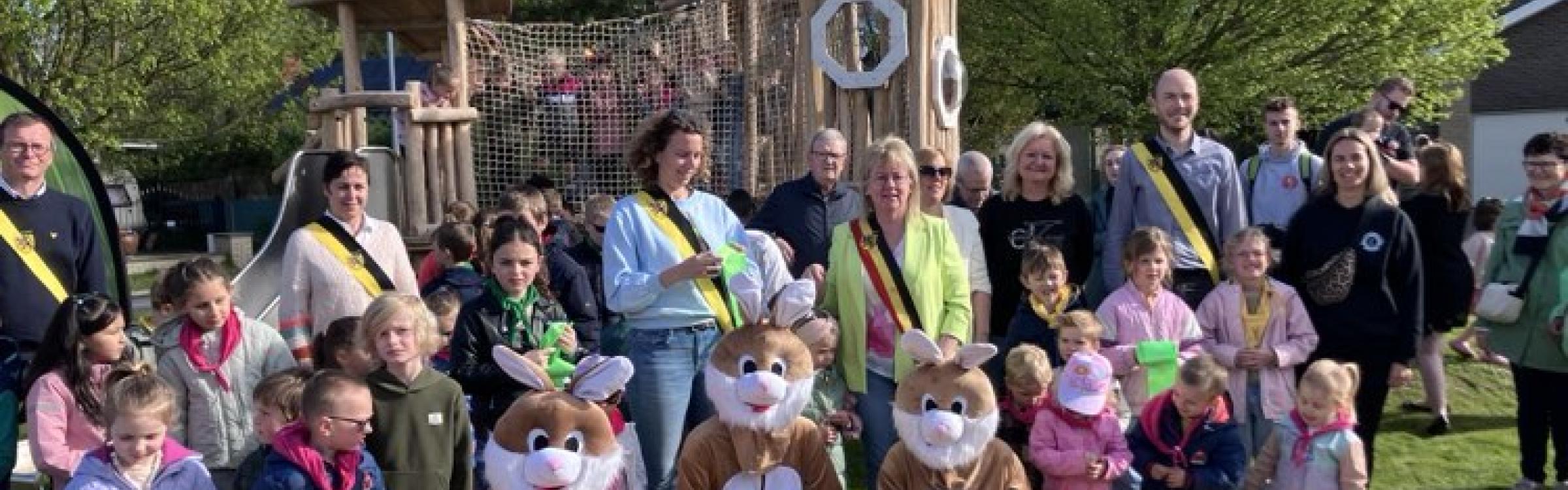 Groepsfoto bestuur, kinderen en paashaas tijdens opening van het buurtspeelplein Andrieshoek.
