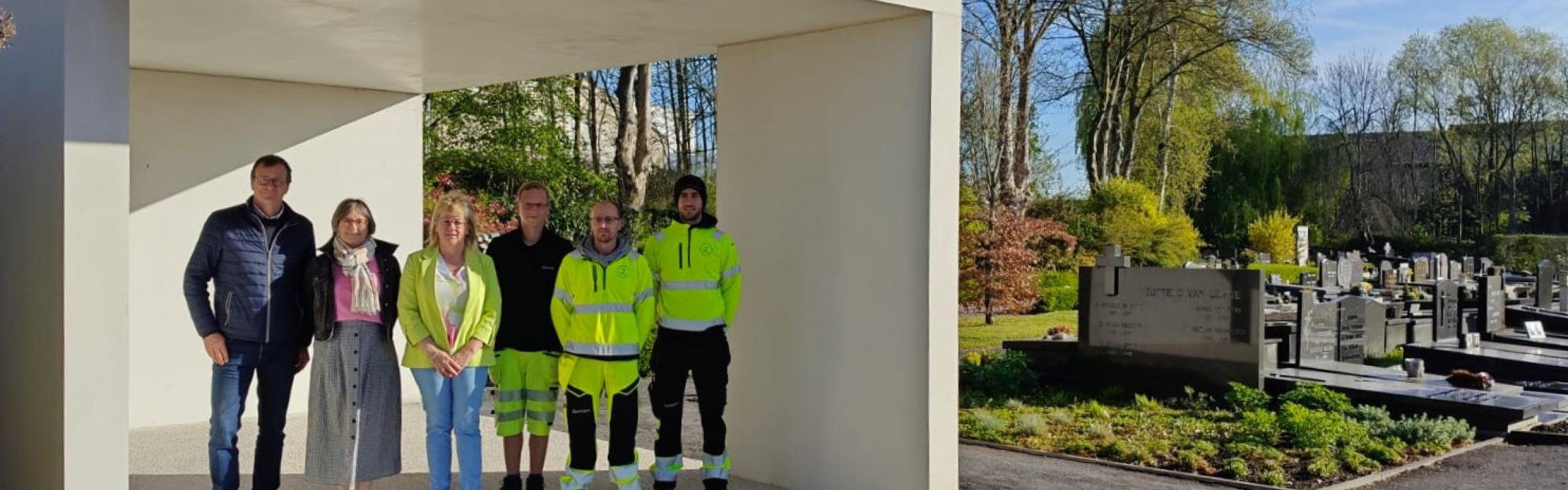 Schepen, burgemeester en medewerker gemeente Zedelgem onder de nieuwe afscheidsluifel op begraafplaats Sint-Elooi