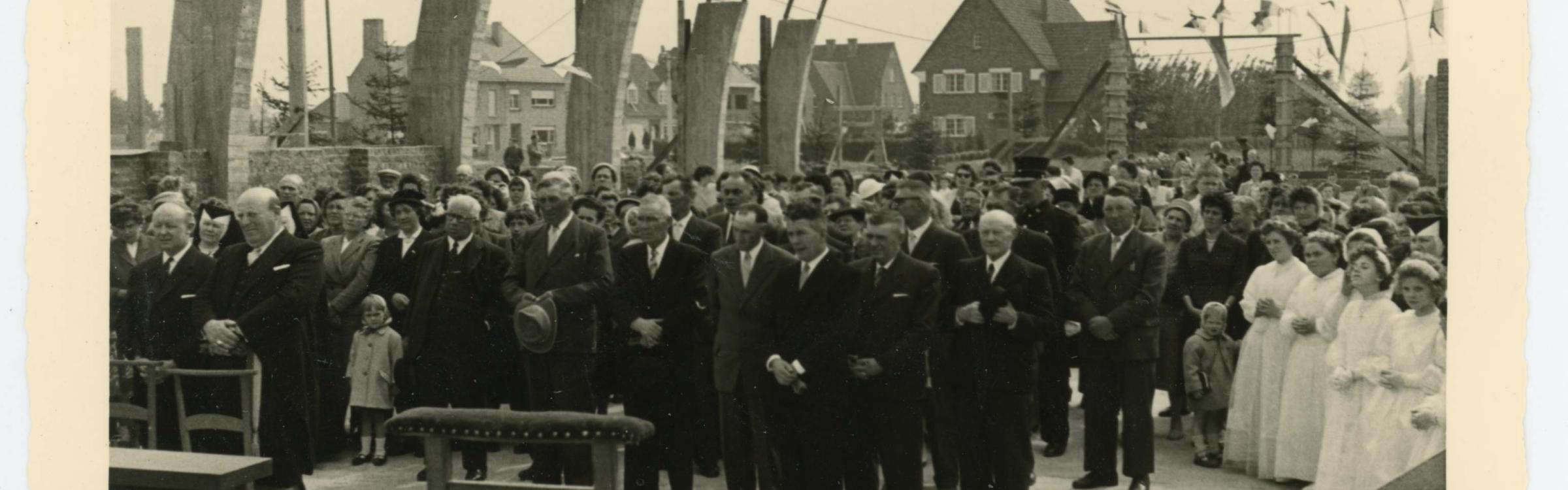 Viering van de eerste steenlegging van de kerk door bisschop Mgr. De Smedt – Gemeentearchief Zedelgem, bewaargeving kerkfabriek en parochie Sint-Eligius 