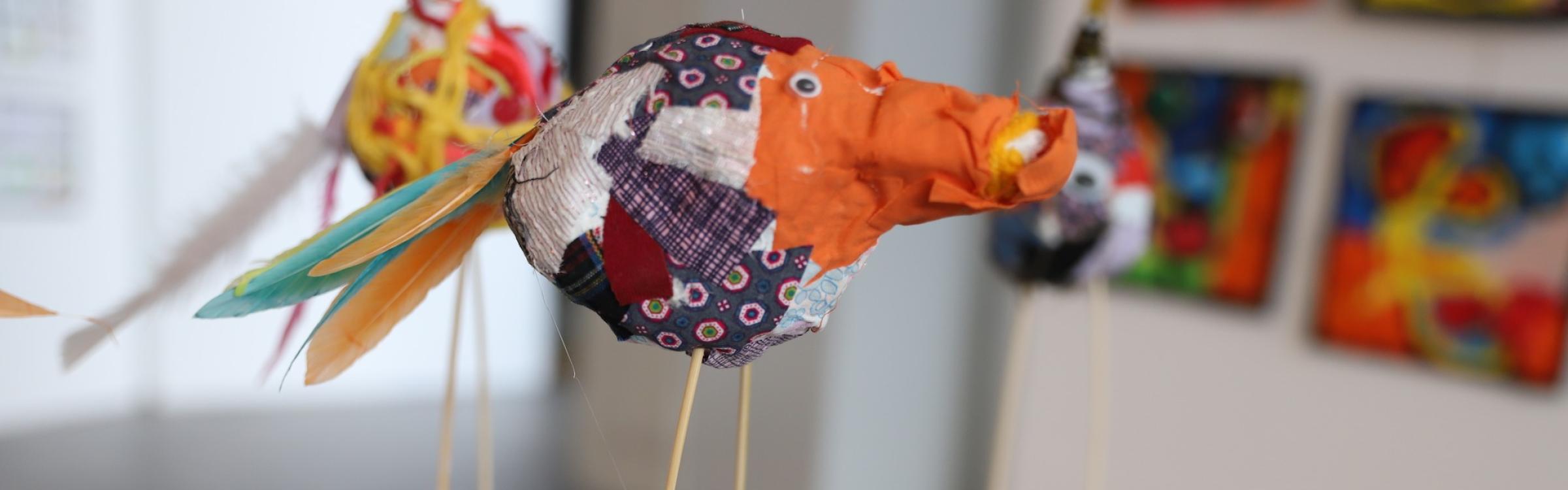 Beeld van een paradijsvogel op de tentoonstelling Beeld Pakt Uit van de Kunstacademie Torhout-Zedelgem