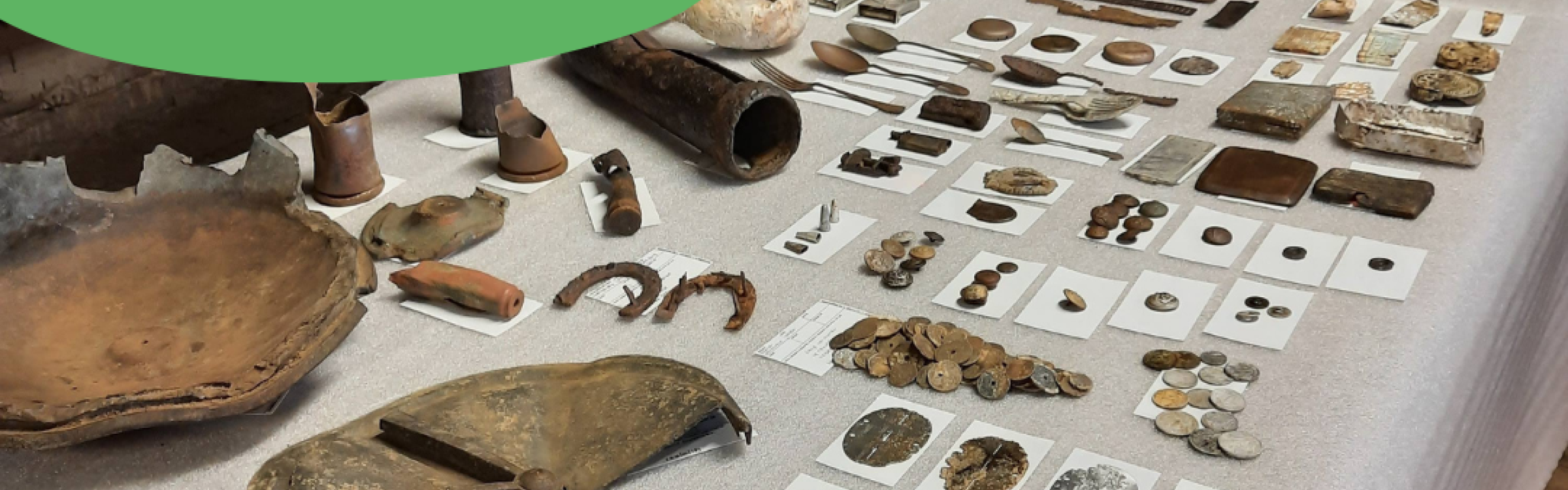Verschillende archeologische vondsten op een tafel