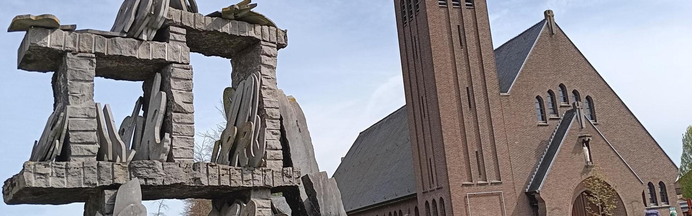 beeld van dorpskern Zedelgem De Leeuw met het kunstwerk bij de kerk