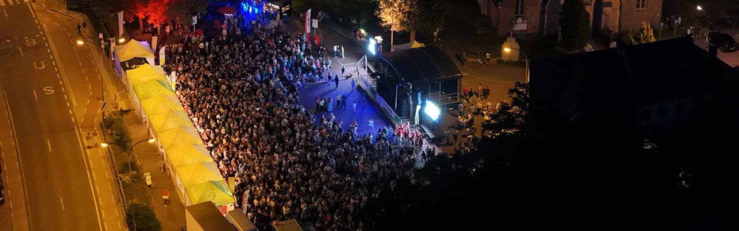 Overzichtsfoto van een gevuld marktplein in Loppem tijdens een vorige editie van Loppem Zingt