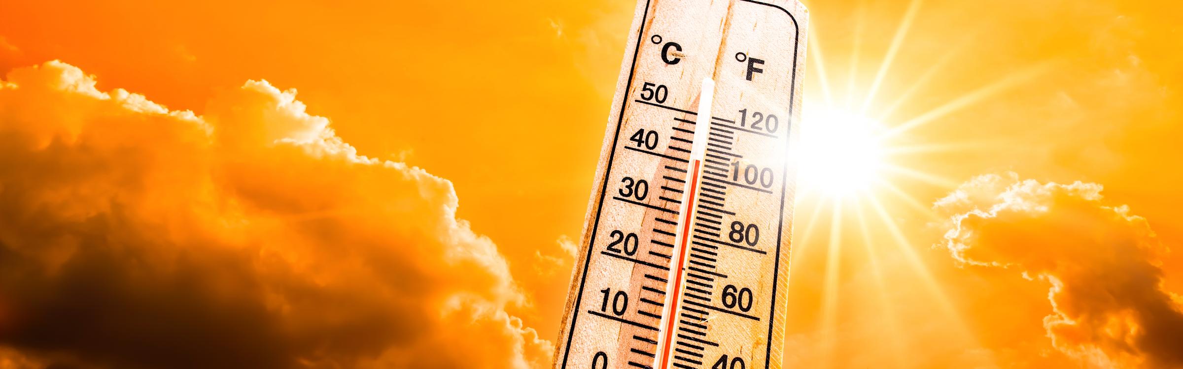 Hitte zon en een thermometer met hoge temperaturen