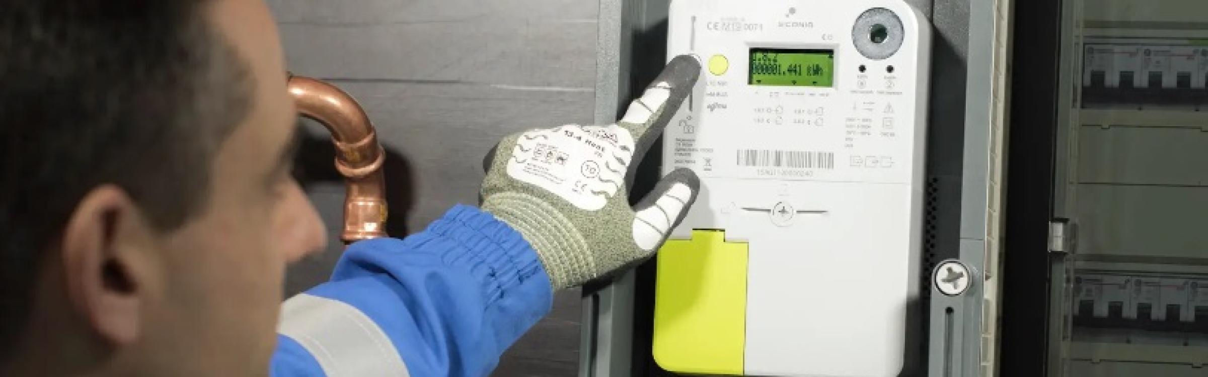 Man wijst naar een digitale meter