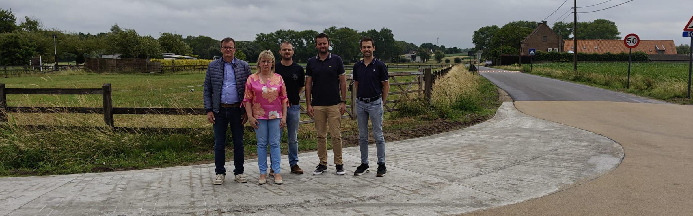 Foto van links naar rechts: schepen van openbare werken en waterbeheersing Peter Haesaert, Burgemeester Annick Vermeulen, Ingenieur infrastructuurprojecten Rohalt Van Regenmortel, Diensthoofd openbare werken Vincent Mahieu en schepen van mobiliteit en landbouw Bart Vergote
