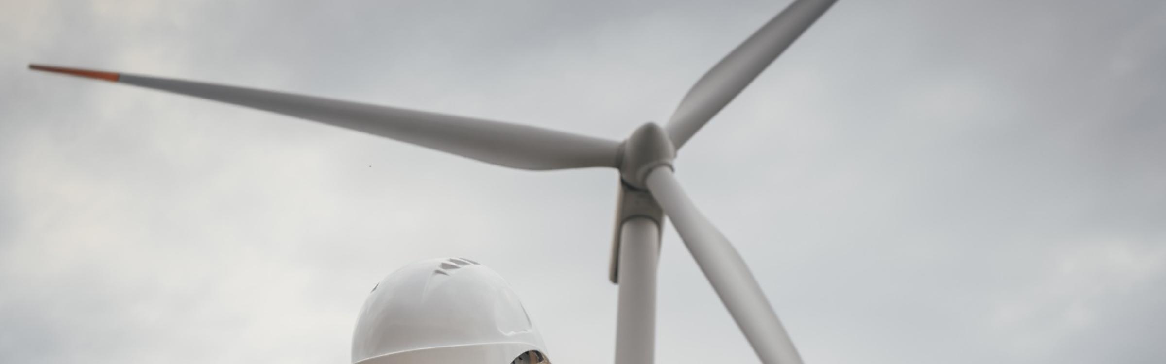 Een windturbine in het landschap