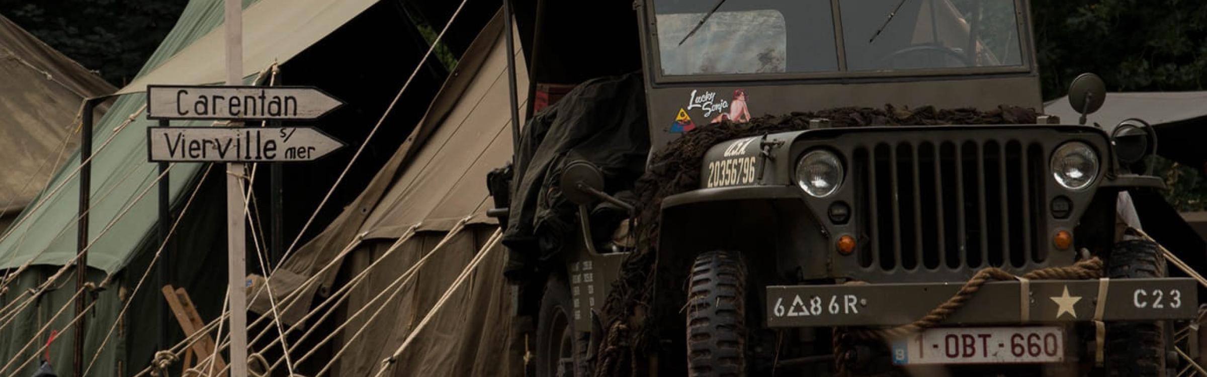 Militair voertuig op een campingplaats