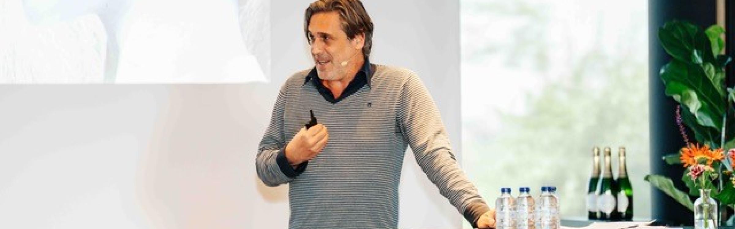Foto van Johan Terryn tijdens een voordracht
