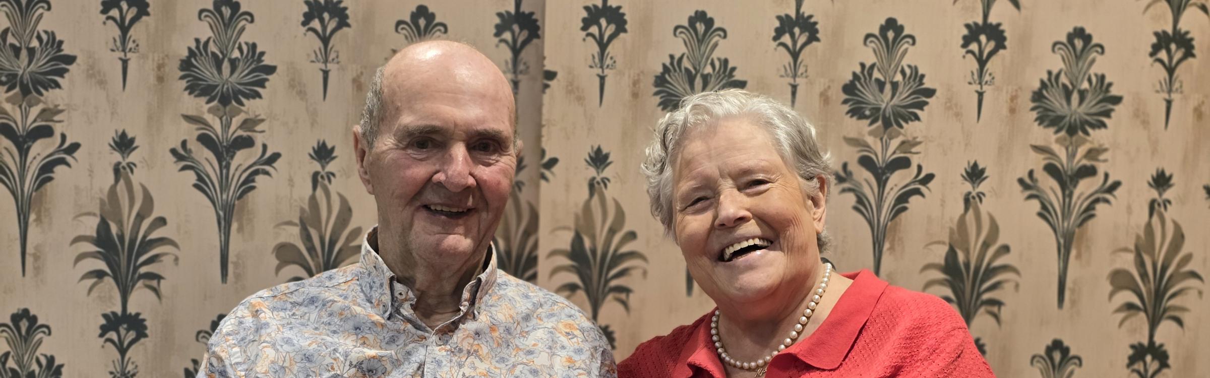 Foto oude man en vrouw die lachen