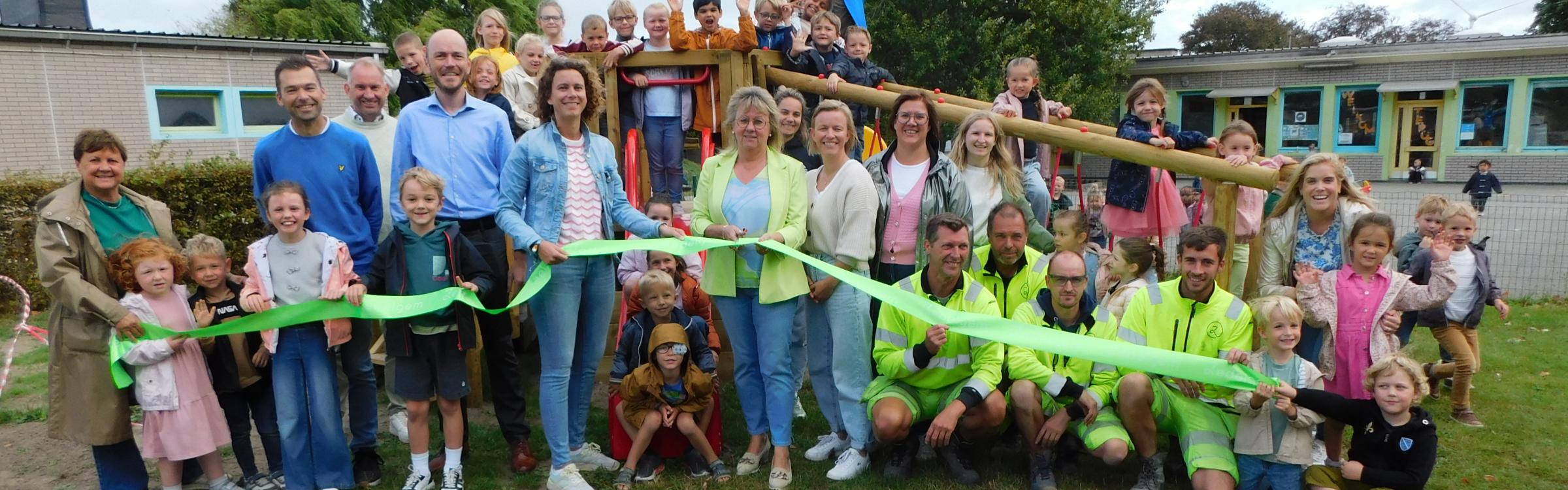 groepsfoto met kinderen op speelplein De Leeuw