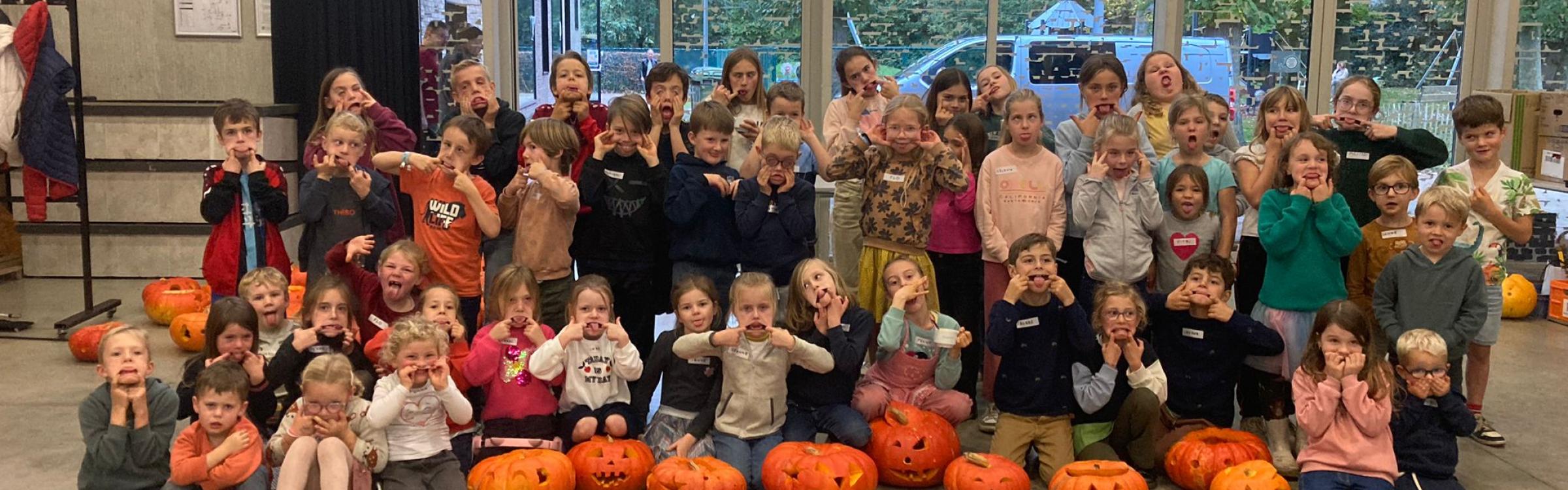 Groepsfoto kindjes die meededen aan de activiteit pompoenpret