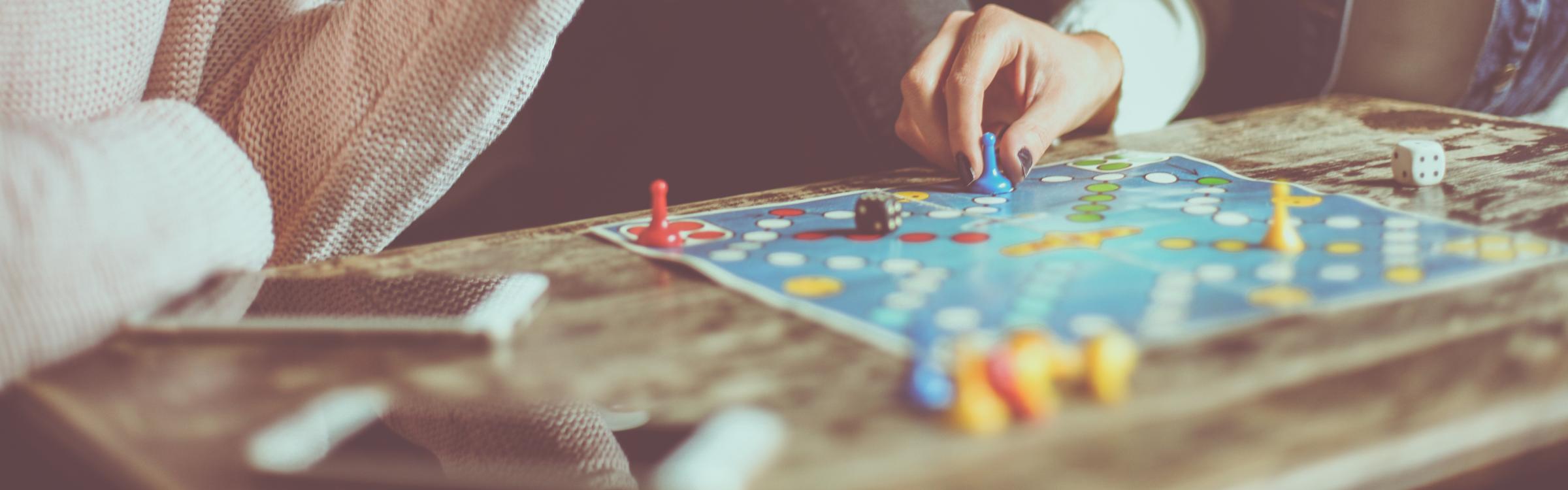 Mensen spelen een bordspel
