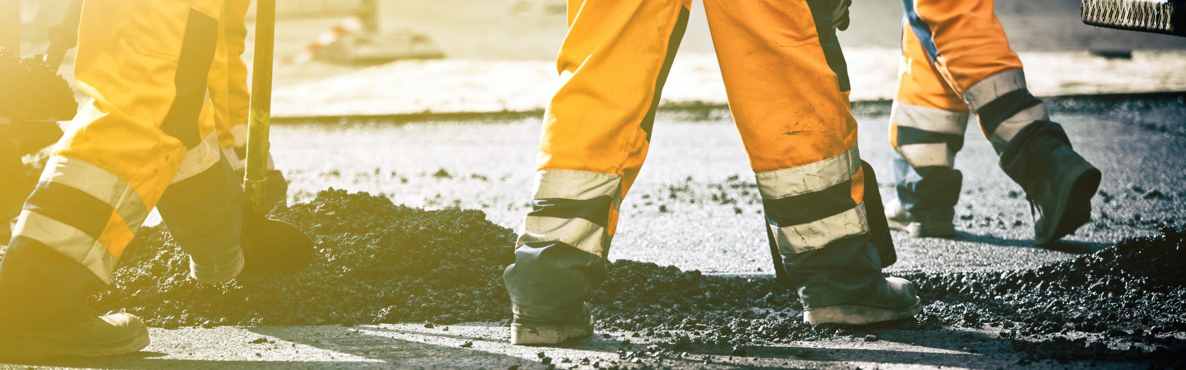 Werkmannen bezig met asfalteringswerken