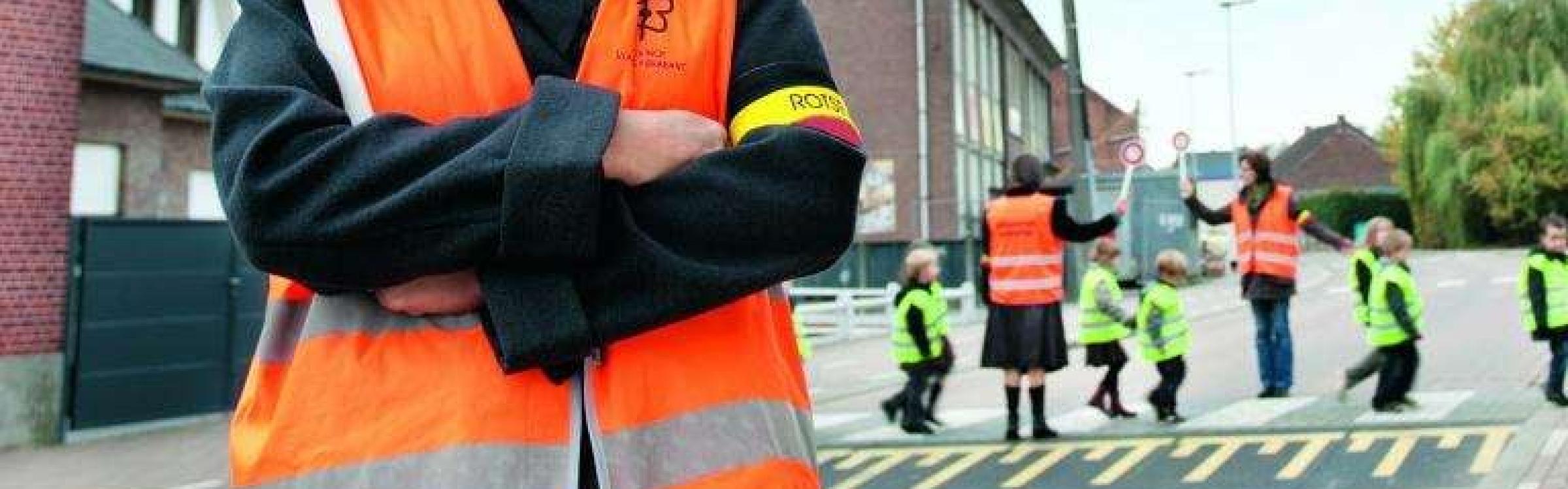 Gemachtigd opzichter laat kinderen veilig oversteken