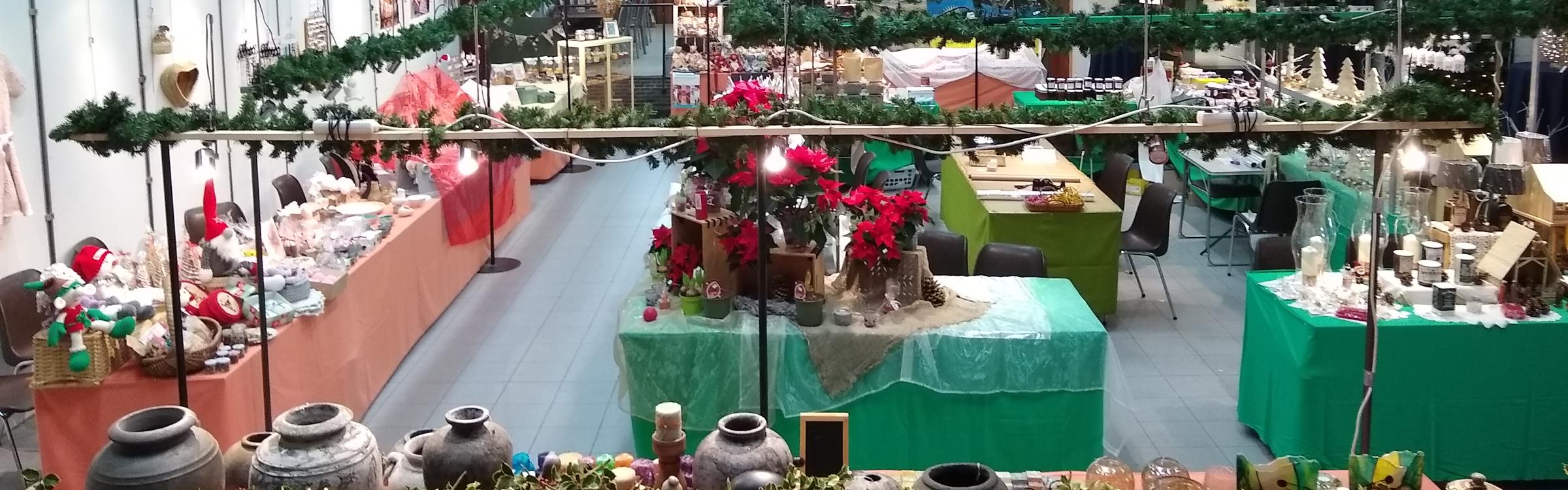 Overzichtsfoto van de kerstmarkt in PC 't Lokaal in Veldegem
