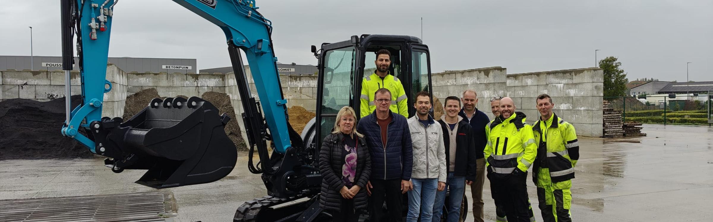 Groepsfoto v.l.n.r.: Burgemeester Annick Vermeulen, schepen van openbare werken Peter Haesaert, arbeider openbare werken Abdullah Mohammed, schepen van lokale economie Bart Vergote, Laurens Depuydt van Devako Machinery, teamleider openbare werken Wouter Vanspeybrouck, arbeider wegenwerken Jurgen Lambrecht, administratief medewerker technische dienst Robbie Vosté en arbeider openbare werken Jurgen Dobbels.