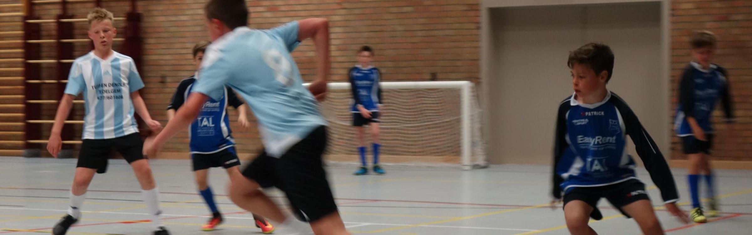 Minivoetballers in actie in de sportzaal van de Groene Meersen