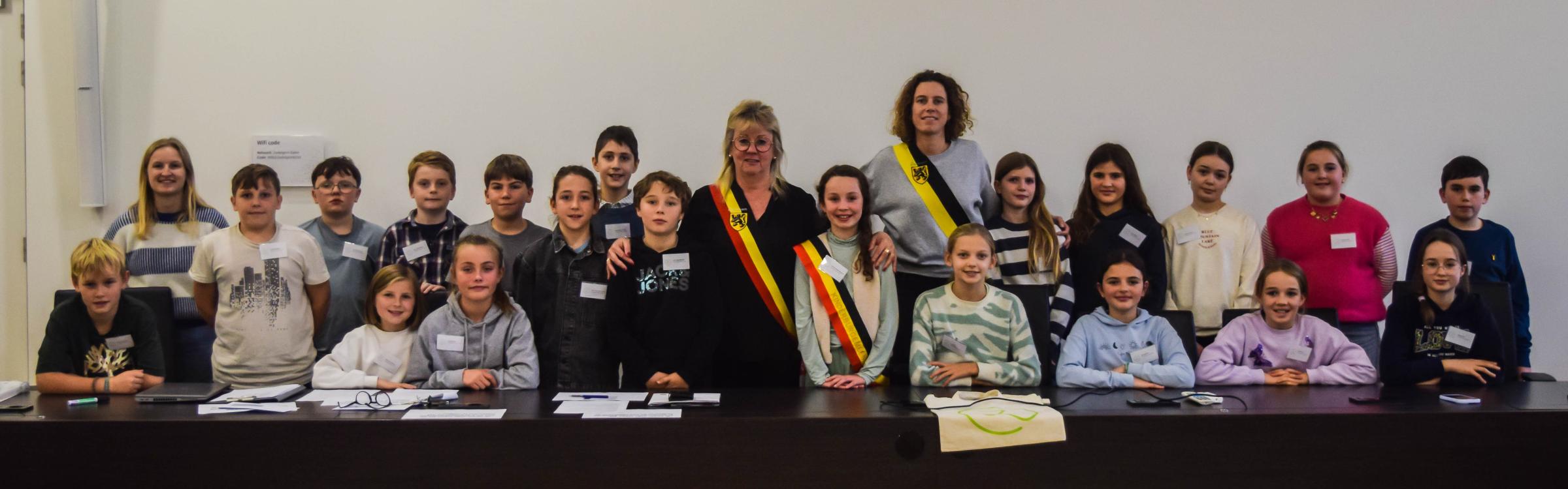 Groepsfoto kindergemeenteraad met burgemeester Annick Vermeulen en schepen van jeugd Charlotte Vermeulen