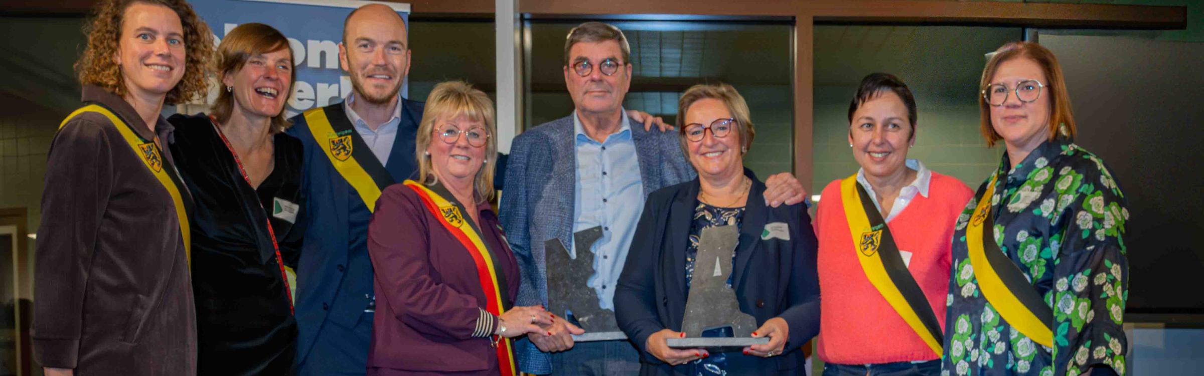 Groepsfoto college van burgemeester en schepenen, ereschepenen Arnold Naessens en Ann Devriendt en minister Hilde Crevits