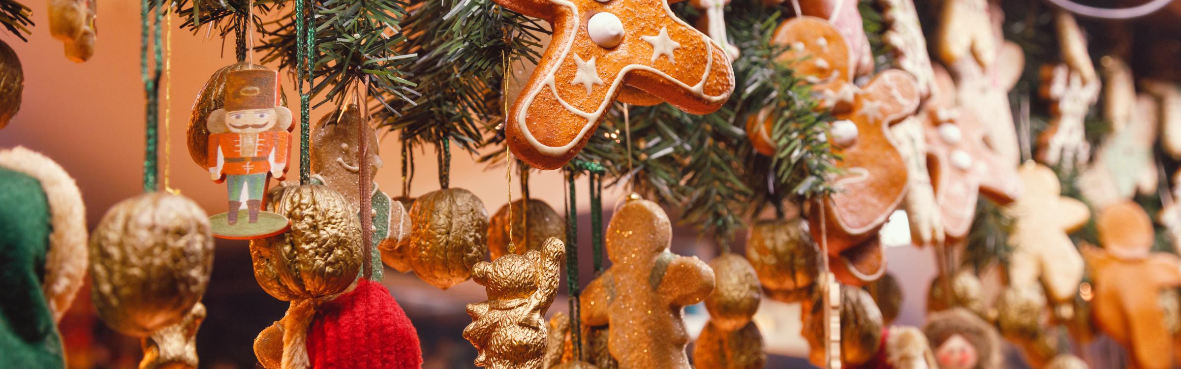 Kraampje op kerstmarkt met leuke hangertjes