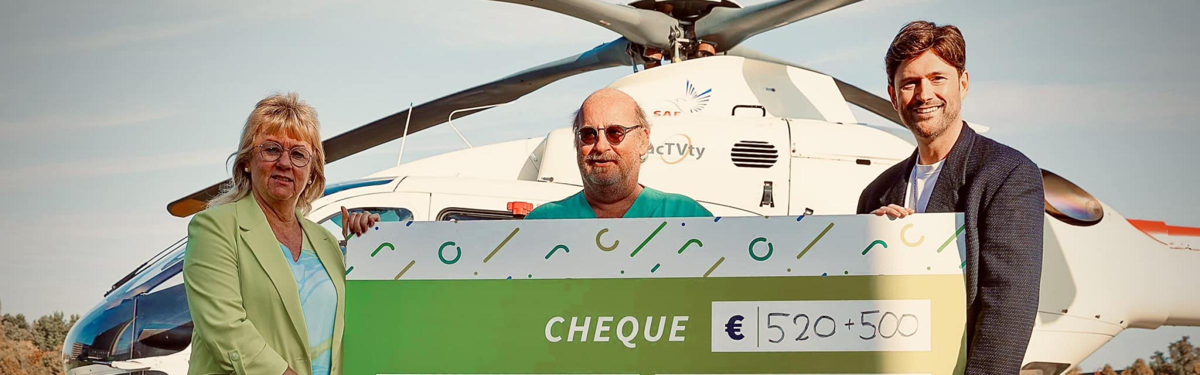 Burgemeester Annick Vermeulen en David Vandycke overhandigen de cheque bij de MUG Heli 