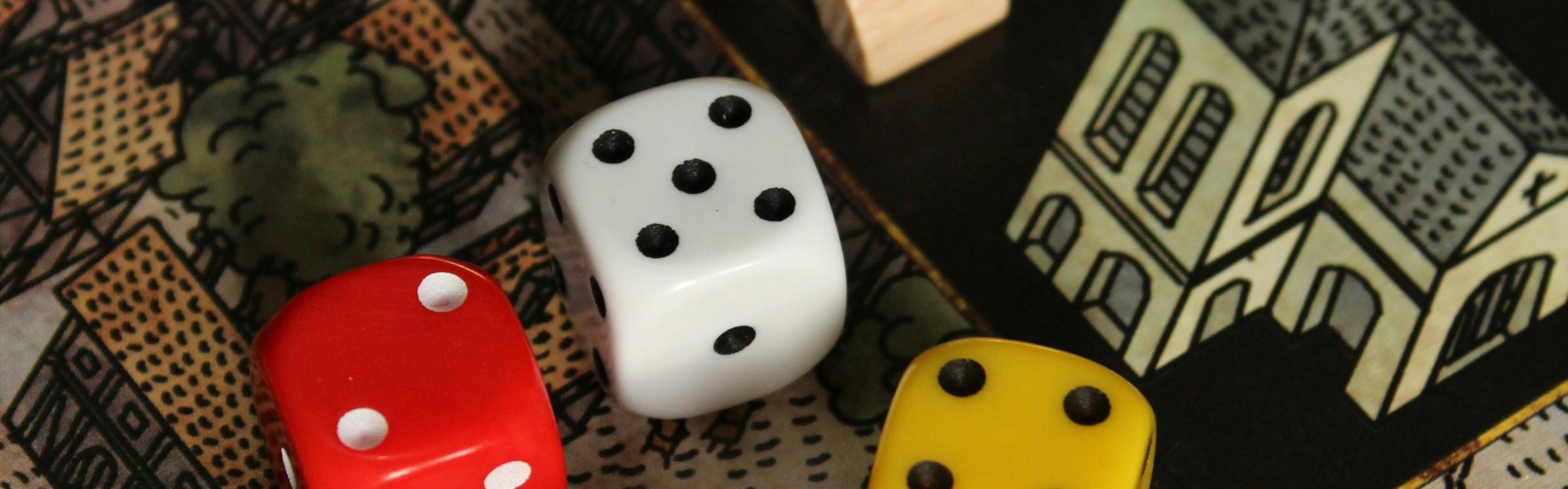 spelbord met dobbelstenen en pionnen