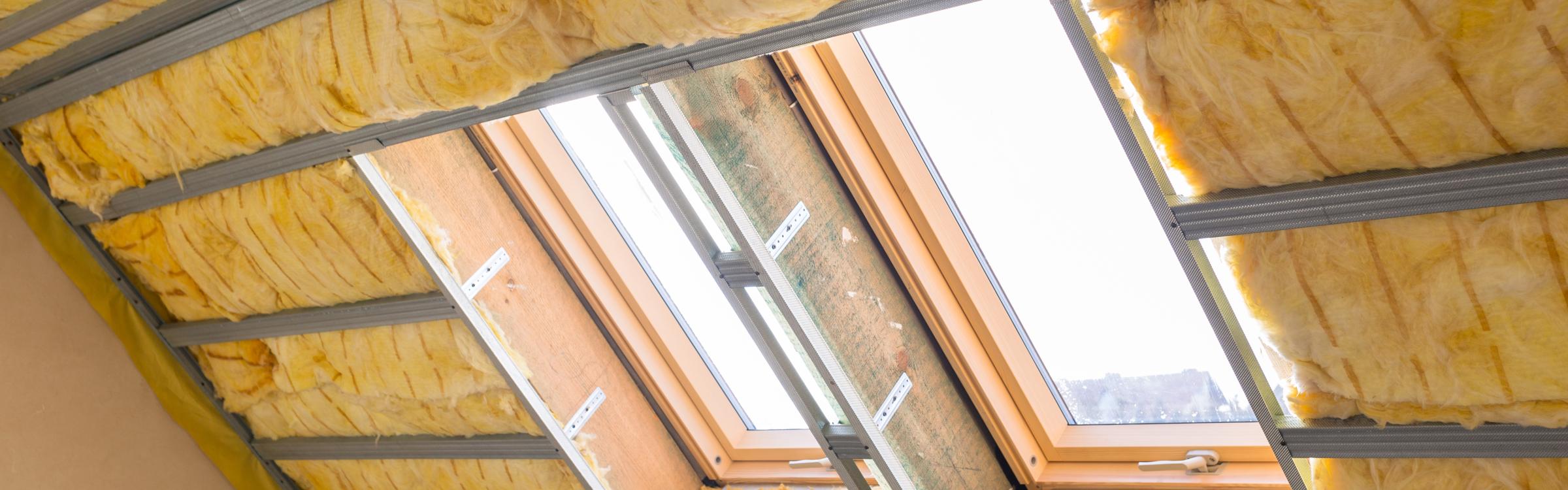 Geïsoleerd hellend dak met veluxraam