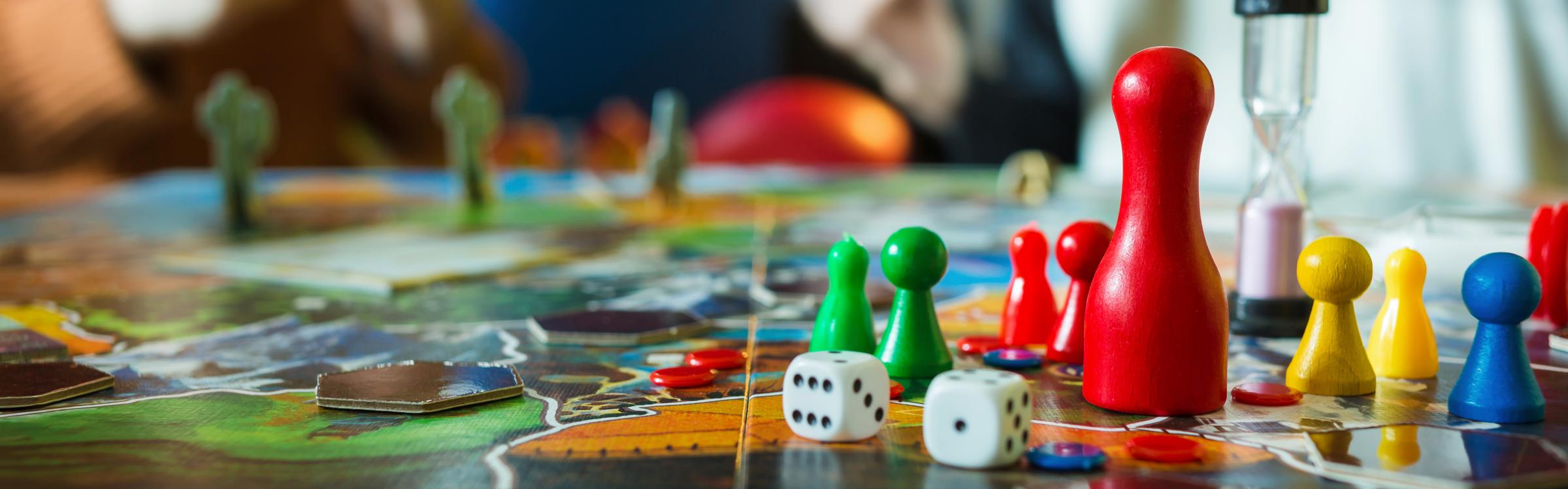 Bordspel met dobbelstenen en pionnen en een zandlopertje