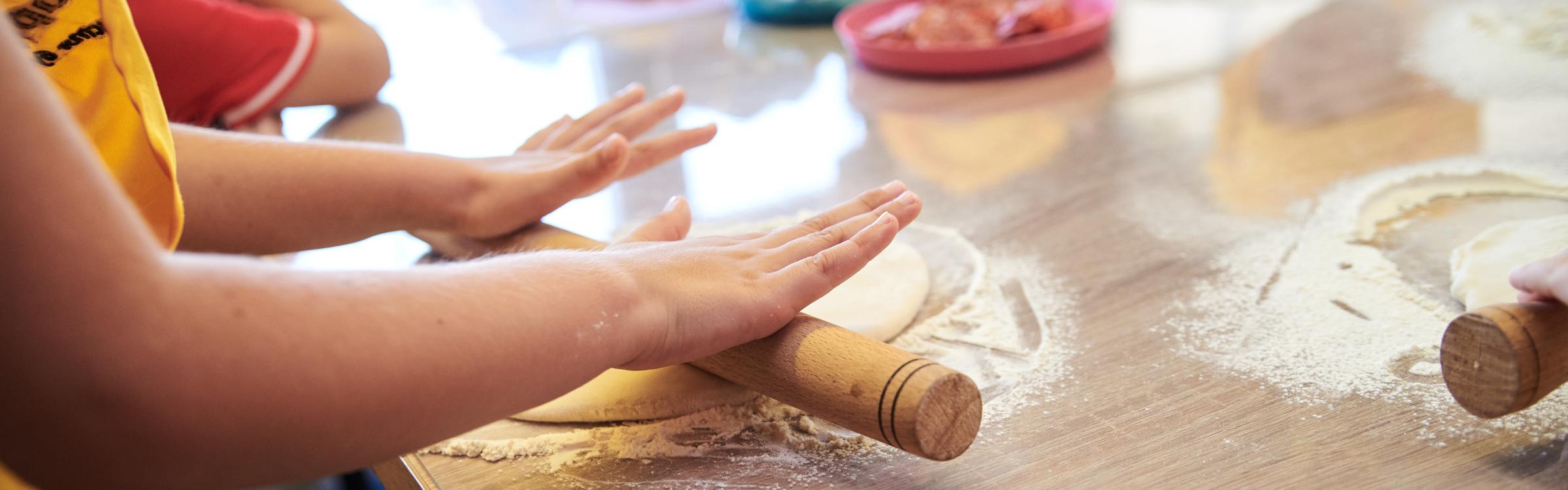 Kindjes zijn in groep deeg aan het rollen