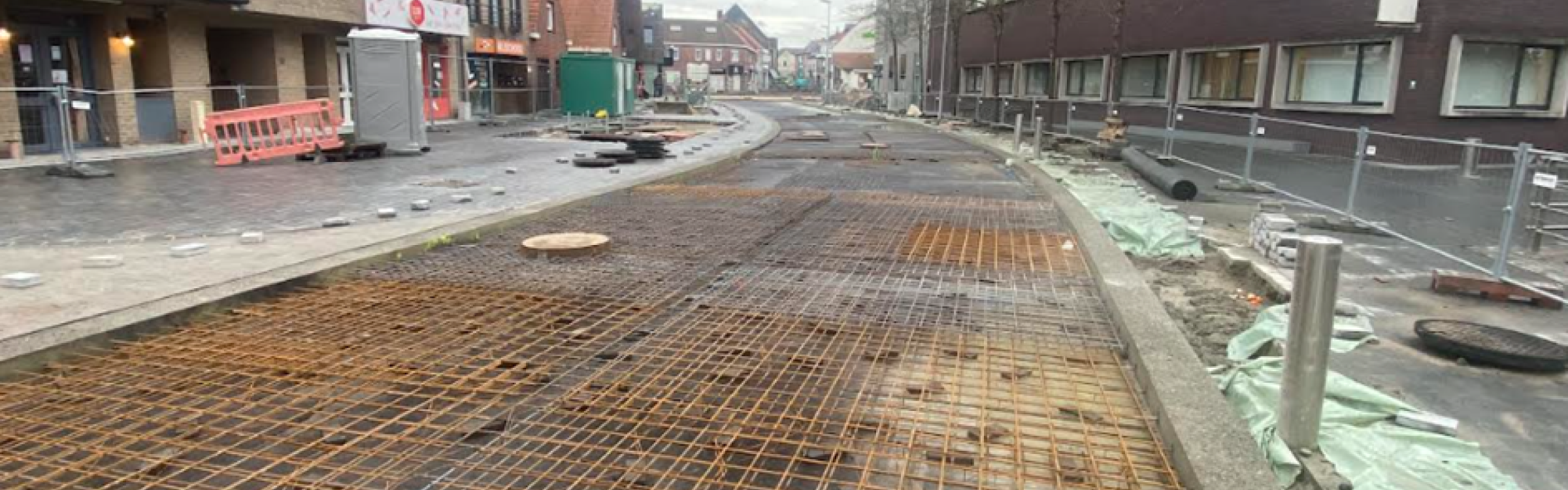 Foto van geplaatste wapening in de Snellegemsestraat t.h.v. het gemeentehuis