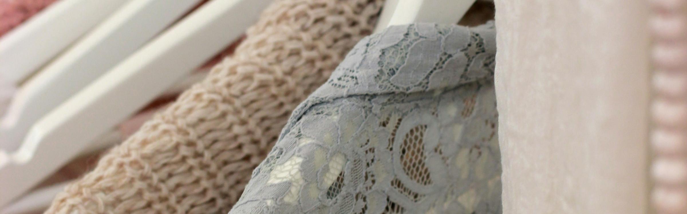 Tweedehandskledij hangt op een rek