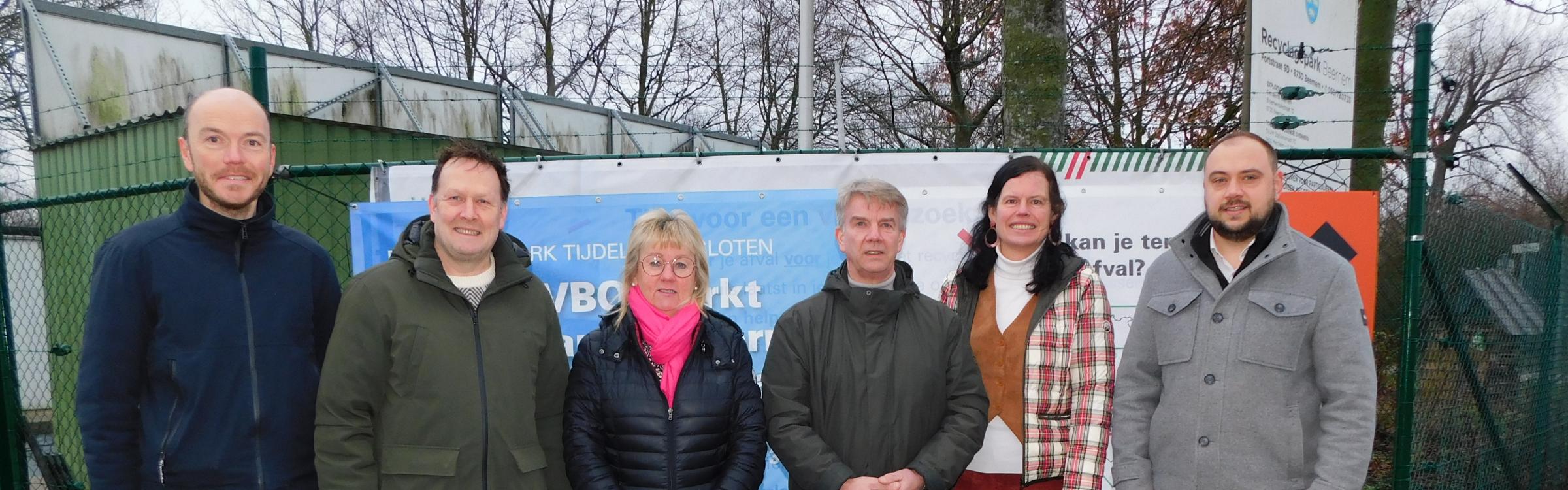 Foto bij recyclagepark Beernem - van links naar rechts : Schepen Stijn Timmerman (Zedelgem), burgemeesters Jos Sypré (Beernem), Annick Vermeulen (Zedelgem) en Jan de Keyser (Oostkamp), en schepenen Els Roelof (Oostkamp) en Ruben Strobbe (Beernem)