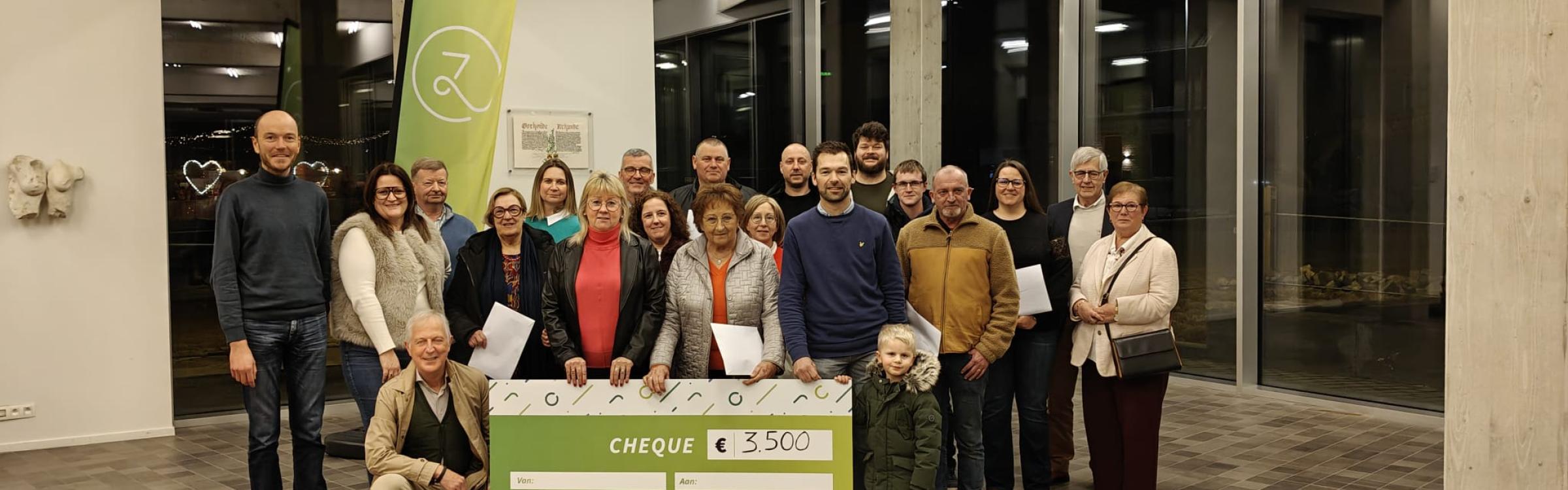 Op de foto zien we alle winnaars tijdens de overhandiging van de prijzen samen met burgemeester Annick Vermeulen, schepen Stijn Timmerman en schepen Bart Vergote namens het gemeentebestuur - Gino Vlaminck, Claudine Haesaert en Céline Vanstechelman namens Bedrijvig Zedelgem - Johannes Mortier namens Glowflow