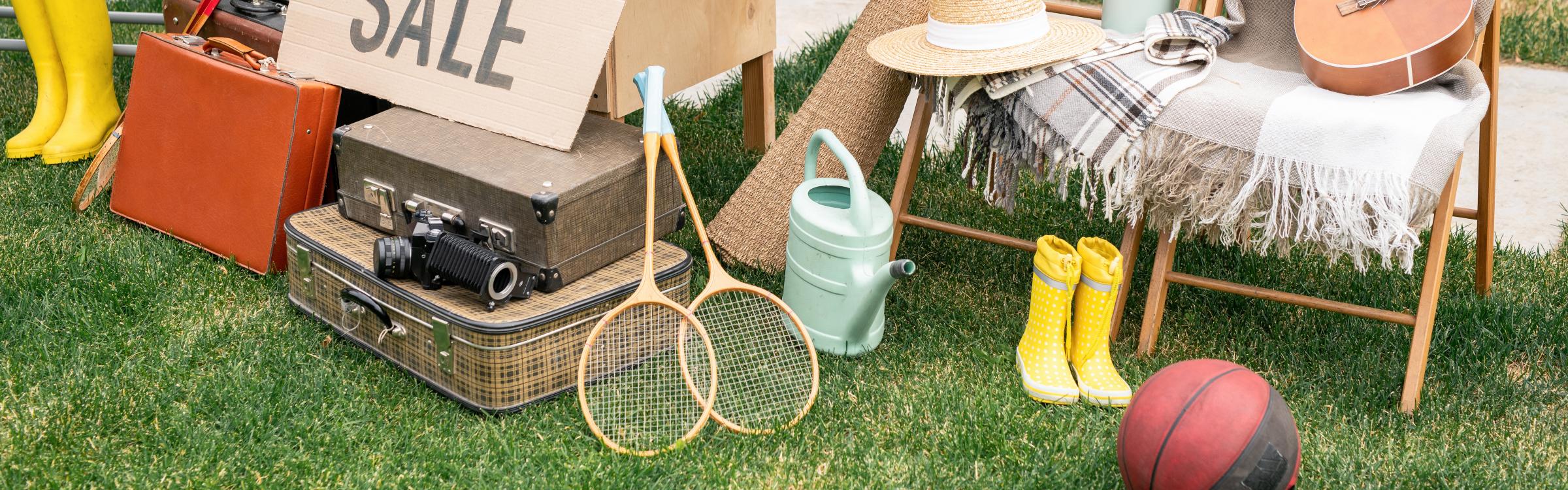 Spulletjes staan uitgestald bij een garageverkoop